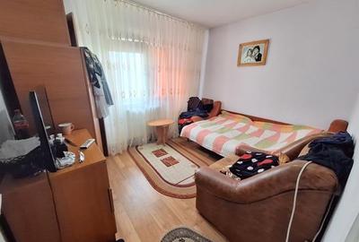 Apartament 2 camere semidecomandat , zona Ura - 3