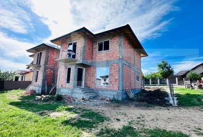 Casa la rosu  4 camere, 106 mp, zona Miroslava