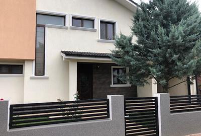 Casă cu 4 camere în Central - 1