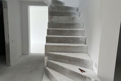 Casă cu 8 camere cu Teren 2100 Mp în Central - 3