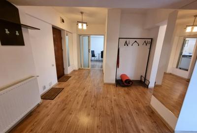 Apartament cu 3 camere decomandat, mobilat în Ultracentral