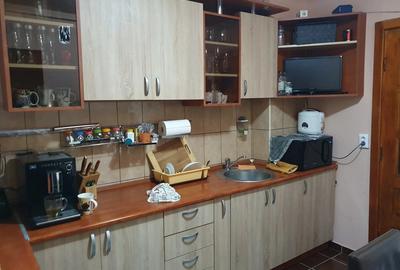 Apartament cu 3 camere semidecomandat în Lipovei