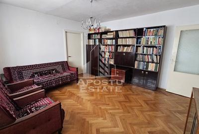 Apartament cu 3 camere, decomantat, etajul 2 , zona Spitalul Judetean