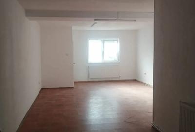 Spațiu comercial, de 70 mp, în Central - 3