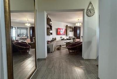 Apartament 3 camere, 2 bai, vedere trilaterala extraordiana, zona Trezorerie - G - 8