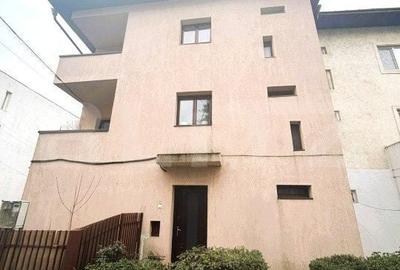 Casă cu 6 camere cu Teren 290 Mp în Central - 1