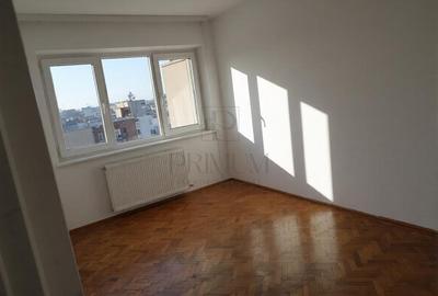 Apartament cu 3 camere semidecomandat în Favorit - 1