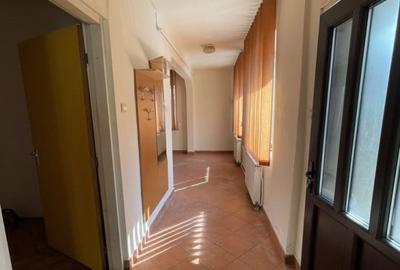 Casă individuală cu 6 camere cu Canalizare în Iris - 2