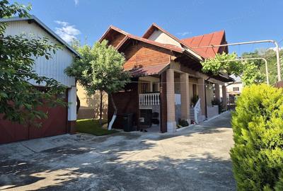 Casă cu Teren 1200 Mp în Central - 1