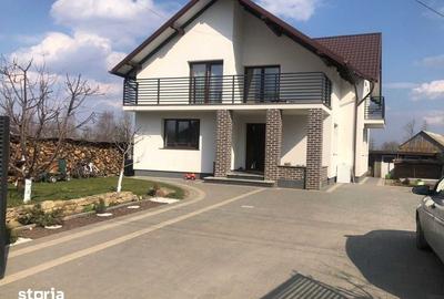 Casă cu 4 camere cu Teren 195 Mp în Central