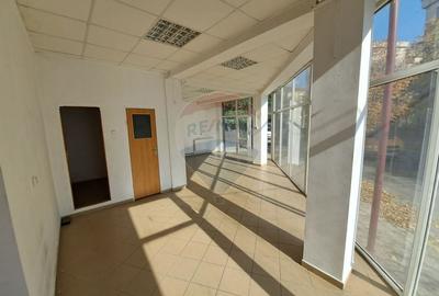 Spatiu comercial de inchiriat in zona 1 Mai - 3