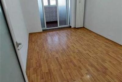 Apartament cu 4 camere semidecomandat în Olteniței