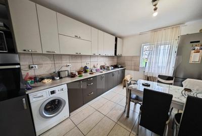 Casa de vanzare cu 5 camere, 180 mp, si 800 mp teren, zona T - 5