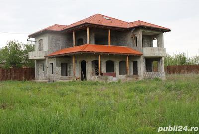 Casă cu 5 camere cu Teren 2000 Mp în Podu Oltului - 2
