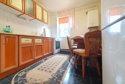 Apartament luminos cu vedere spre biserică, într-un cartier verde și liniștit. - 2