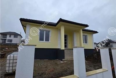 Casa individuala cu 4 camere si curte libera de 340 mp in Cisnadie - 2