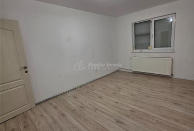 Apartament cu 3 camere semidecomandat în Micro 9