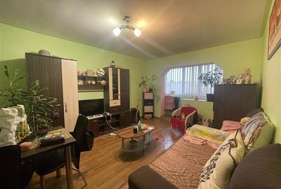 Apartament cu 3 camere decomandat în Între Lacuri