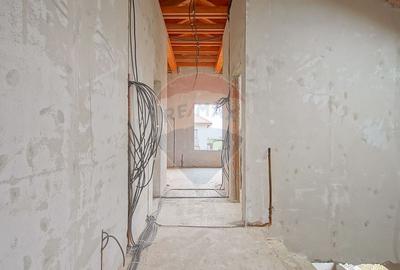 Casa spatioasa la gri, 4 camere, 3 bai, teren 500 mp - zona Bartolomeu - 20