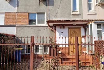 Vila Vatra Luminoasa, parter si etaj, curte libera, parcare, mobilat - 3