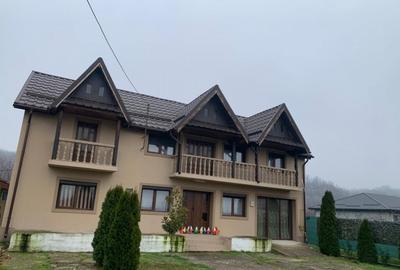 Casă cu 7 camere cu Teren 4500 Mp în Central - 2