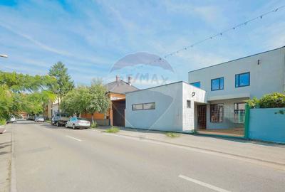 De vanzare, casa la rosu in zona centrala, Str. Emil Racovita - 16