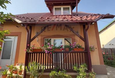 De vanzare 2 Corpuri de Casa si Teren 1388 mp in Geamana, Bradu - 2