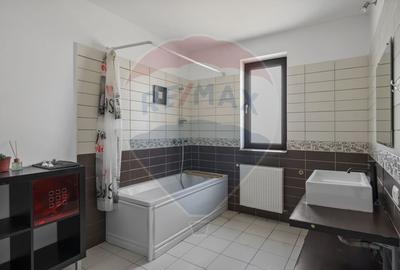 Casa individuala spatioasa 7 camere, cu gradina proprie in Gulia - 9