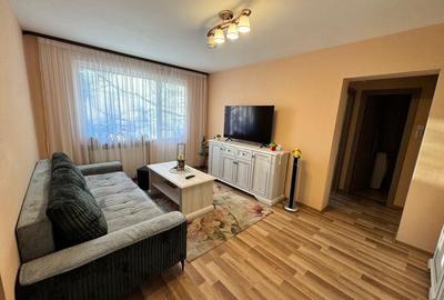 Apartament cu 3 camere semidecomandat în Săsar