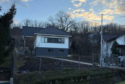 Casă cu 4 camere cu Teren 1300 Mp în Teișani - 3