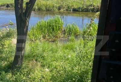 Teren ingradit si casa la rosu - 6