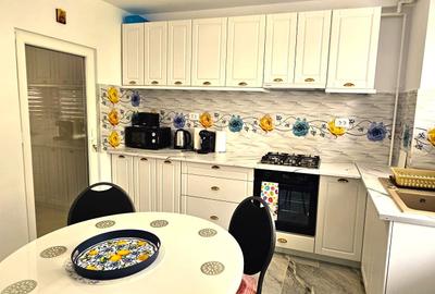 Apartament cu 3 camere decomandat, mobilat în Central