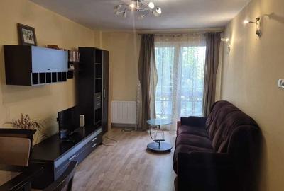 Apartament cu 3 camere semidecomandat în Centru Civic