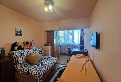 Apartament cu 4 camere semidecomandat în Tractorul - 5