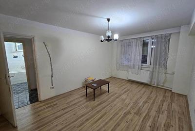 Apartament cu 3 camere semidecomandat în Central - 1