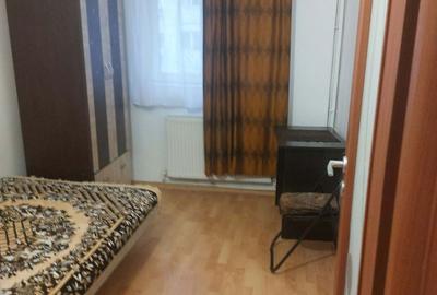 Apartament cu 3 camere semidecomandat, mobilat în Mircea cel Bătrân