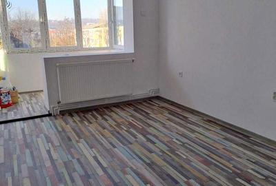 Apartament cu 2 camere semidecomandat în Podu Roș - 1