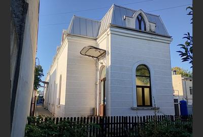 Casă cu 4 camere cu Canalizare în Central - 2