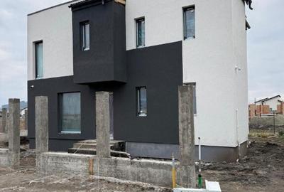 Casă cu 4 camere cu Teren 300 Mp în Sânpetru