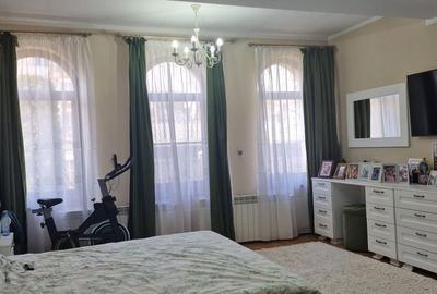 Casă cu 4 camere cu Canalizare în Central
