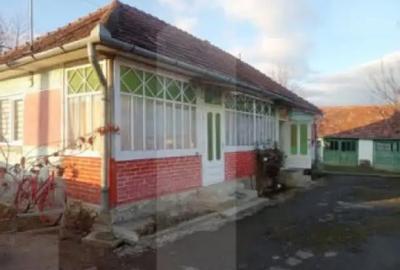 Casă cu 2 camere cu Teren 1000 Mp în Turia - 2