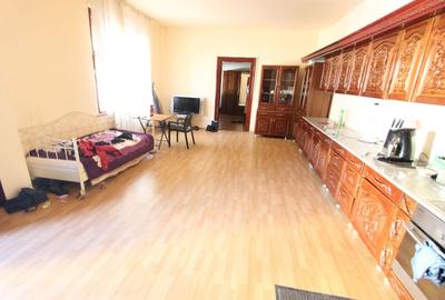Casă cu 8 camere în Bălcescu