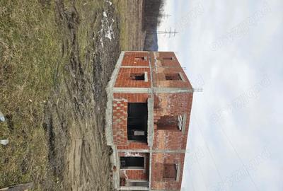 Casă cu 3 camere cu Teren 2700 Mp în Central - 2