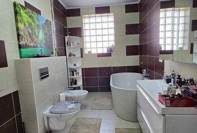 Casă cu 4 camere cu Teren 442 Mp în Central - 1