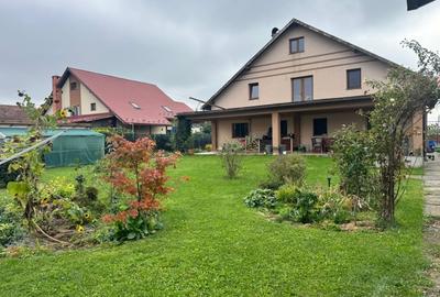 Casa superba intr-o zona linistita – 4 dormitoare, 3 bai, living spatios si grad - 5