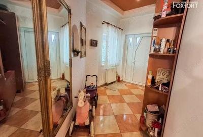 Casă cu 8 camere cu Canalizare în Girocului - 2