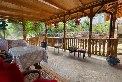 Casă cu 3 camere cu Teren 9000 Mp în Central - 9