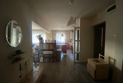 Apartament cu 4 camere decomandat în Petros - 2