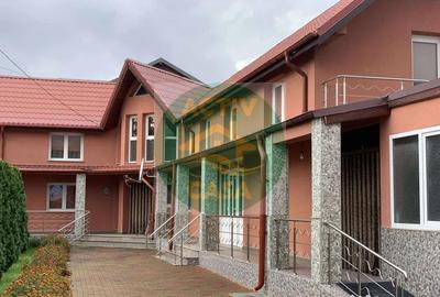 Casă cu 10 camere cu Teren 350 Mp în Est - 2