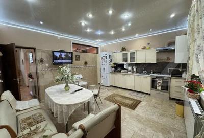 Casă cu 9 camere cu Teren 303 Mp în Central - 2